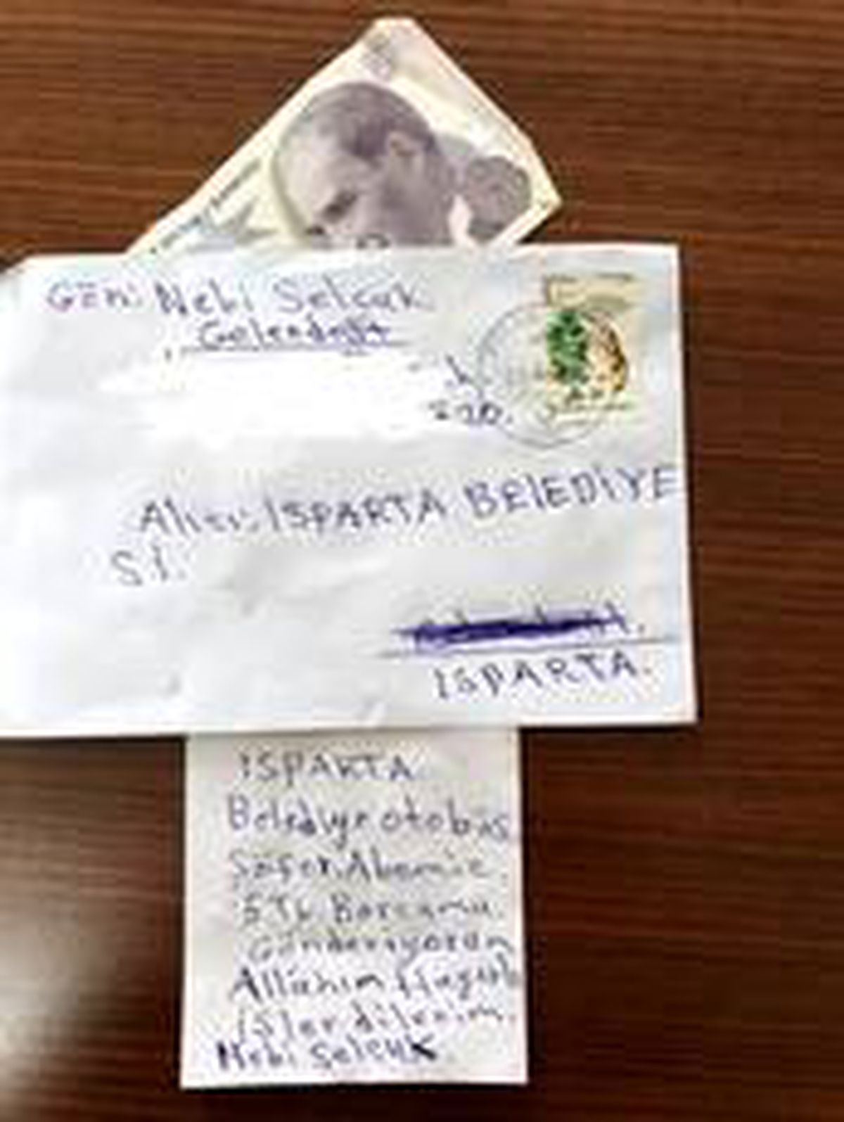Üzerinde parası olmadığı halde bindiği otobüsün ücretini posta ile gönderdi