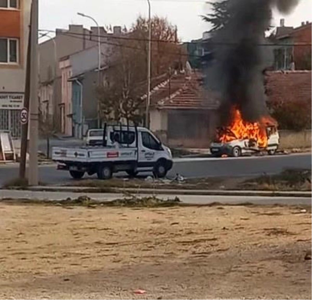 Yanan aracını söndürmek isterken canından oldu