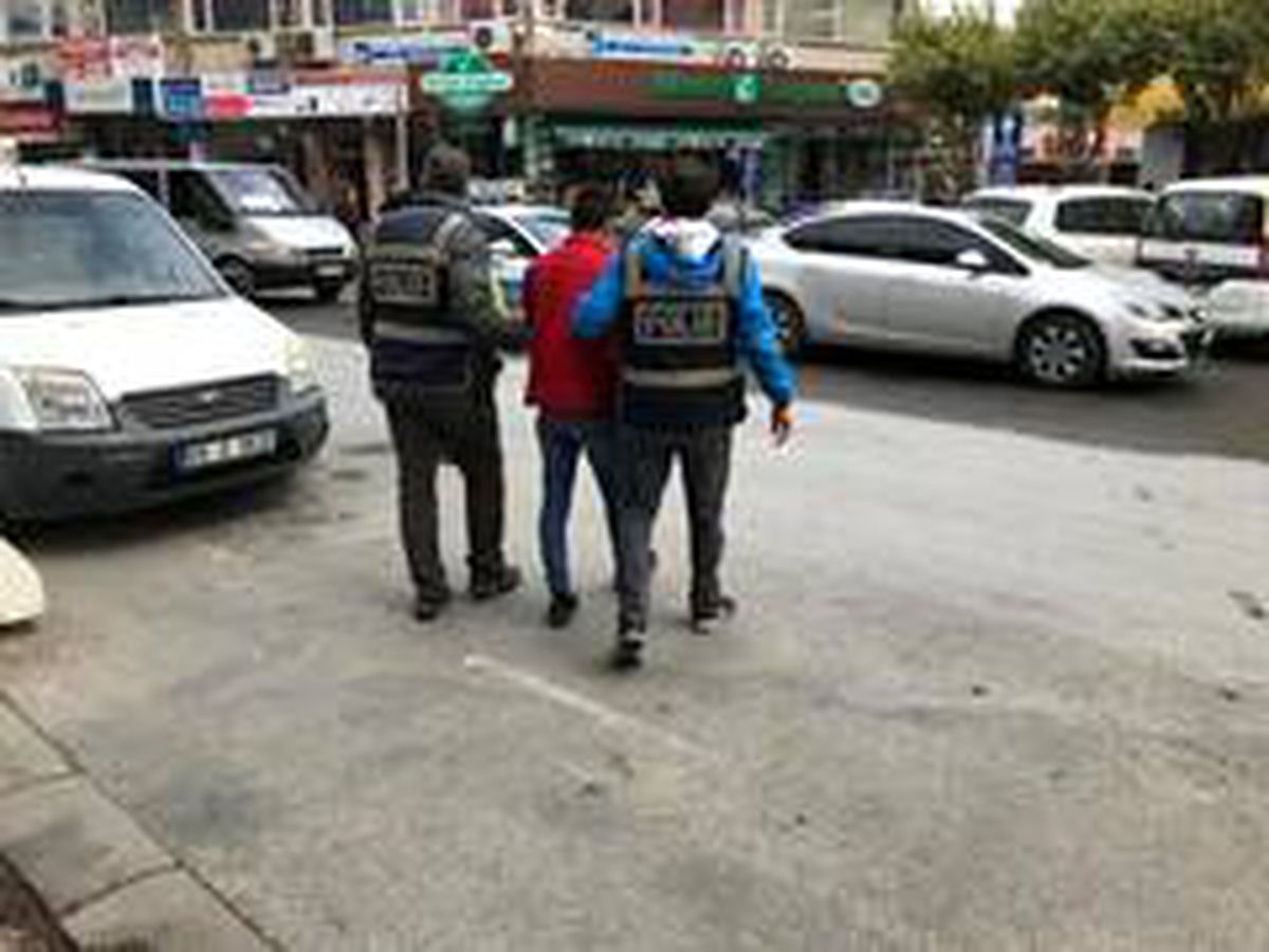 Aracın altına saklandı ama yakayı ele verdi