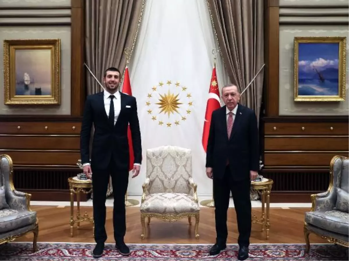 Cumhurbaşkanı Erdoğan, milli yüzücü Emre Sakçı\'yı kabul etti