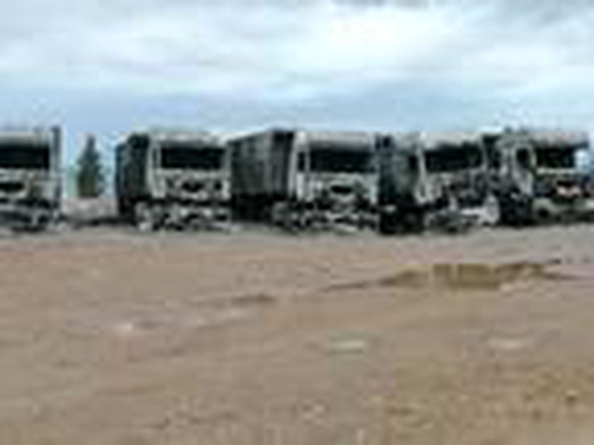 Garajda park halindeki 5 TIR, yangında kullanılamaz hale geldi