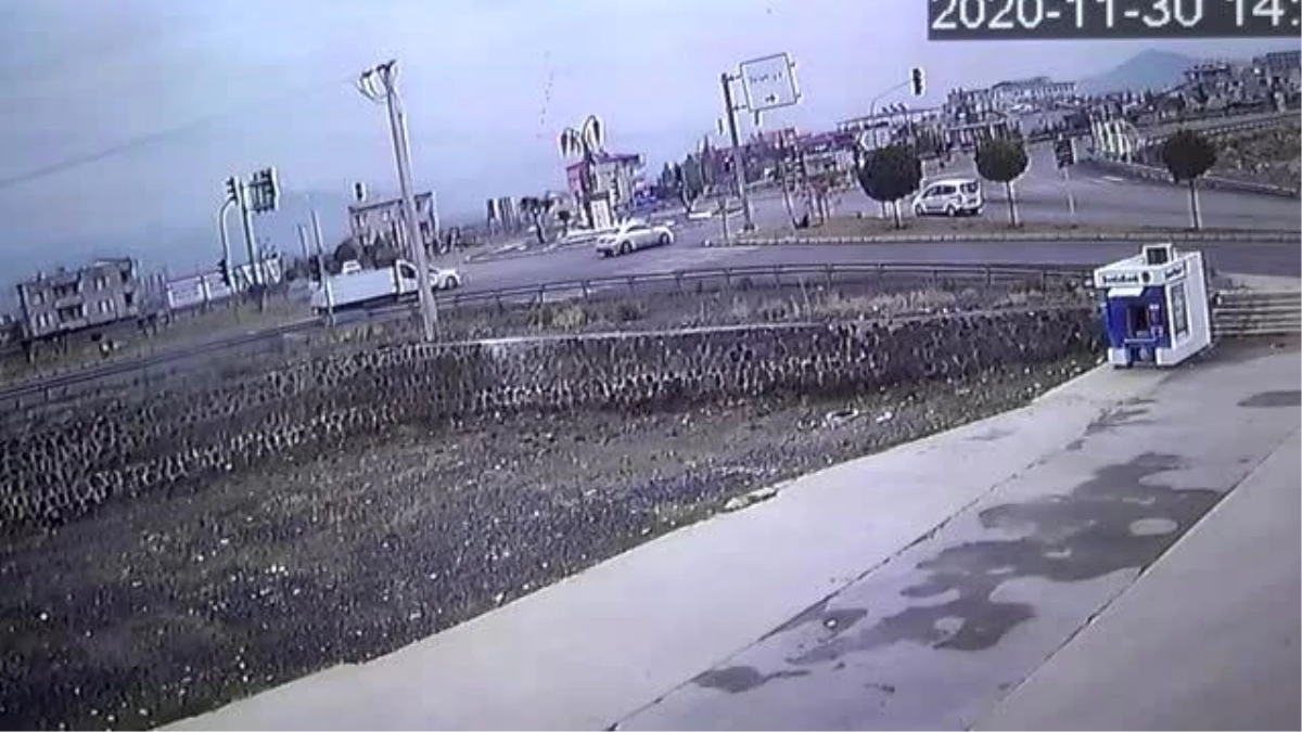 GAZİANTEP - Üç kişinin yaralandığı kaza güvenlik kamerasında