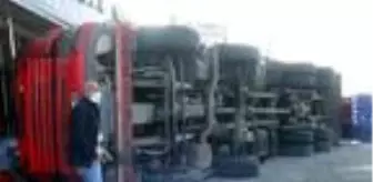 Kamyon marketin önünde devrildi; biber ve domatesler yola saçıldı