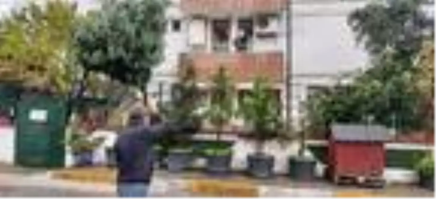 Son dakika gündem: Koronavirüsü yenen esnaf, balkona çıkıp maske takmayanları uyarıyor