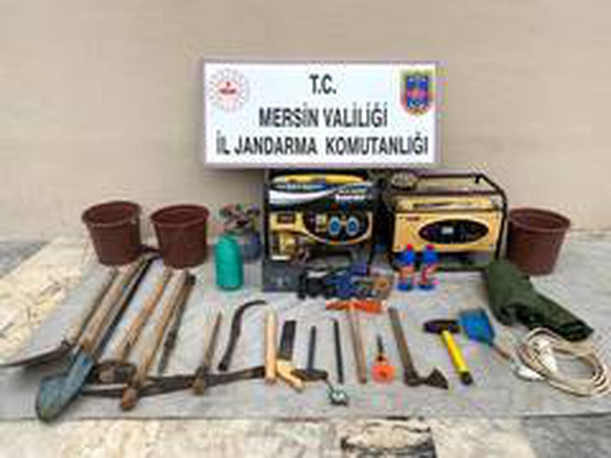 Mersin\'de kaçak kazı yapan 2 kişi suçüstü yakalandı