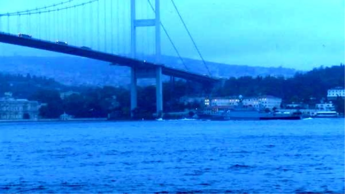 Rus savaş gemisi İstanbul Boğazı\'ndan geçti