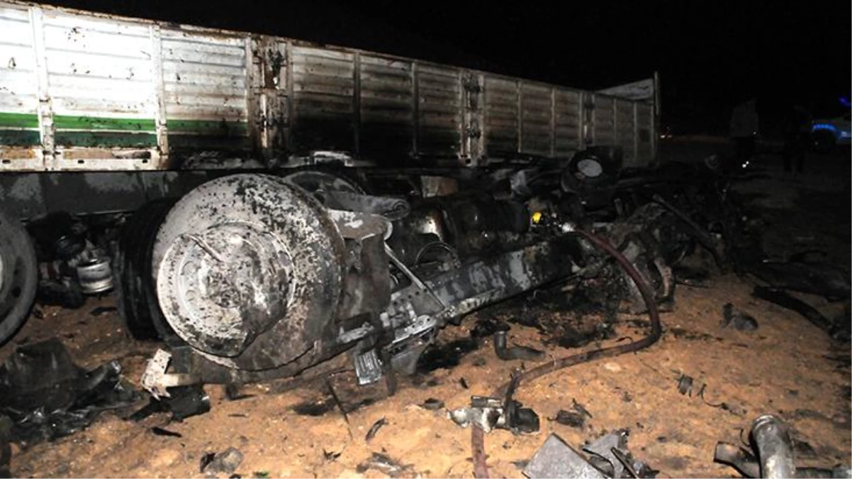 Şarampole devrilen kömür yüklü tır yandı, sürücü hayatını kaybetti