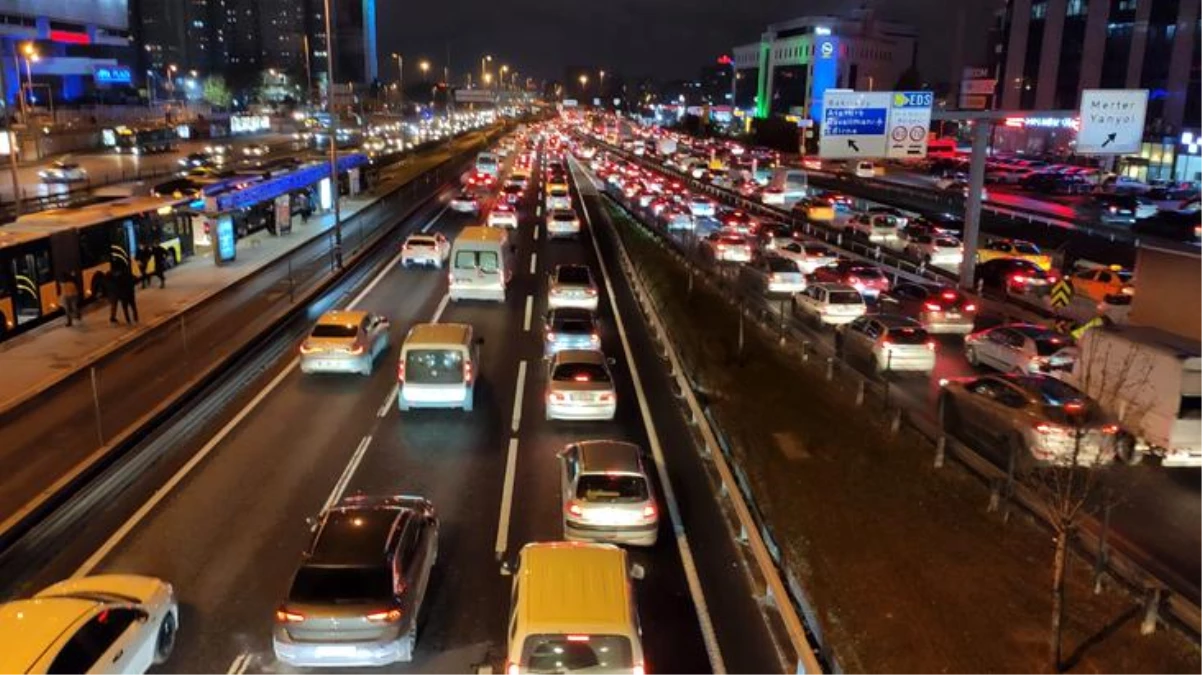 Sokağa çıkma kısıtlamasına dakikalar kala İstanbul\'da trafik yoğunluğu arttı