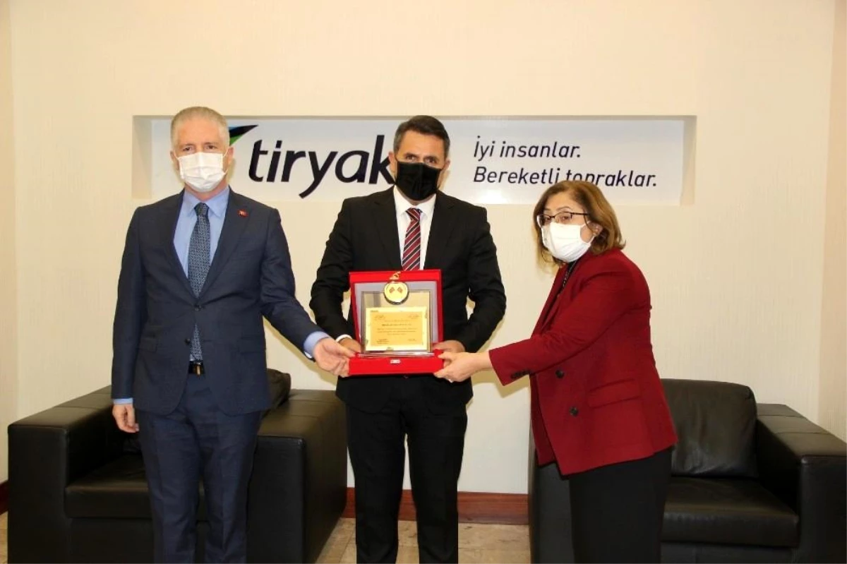 Tiryaki AGRO\'ya teşekkür plaketi