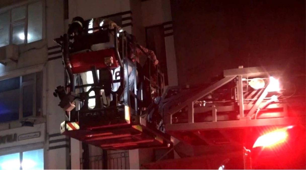 Beyoğlu\'nda korkutan yangın! 7\'nci katta mahsur kalan vatandaşları itfaiye kurtardı