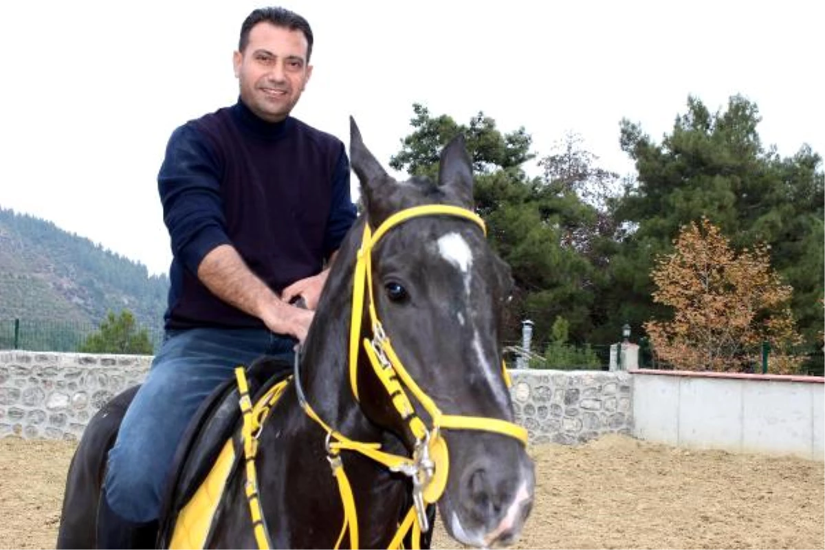 Son dakika... Yarış hayatı biten atlarla çocukluk hayalini gerçekleştirdi