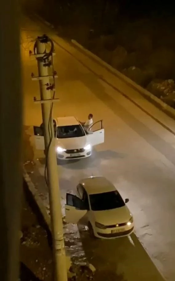 Otomobil içerisindeki kadının yüzüne tekme attı! Dehşet anları kamerada