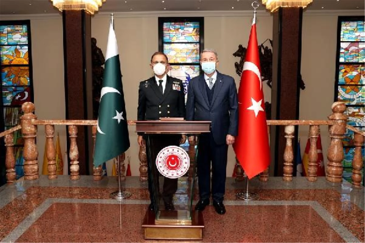 Bakan Akar, Pakistan Deniz Kuvvetleri Komutanı Niazi\'yi kabul etti