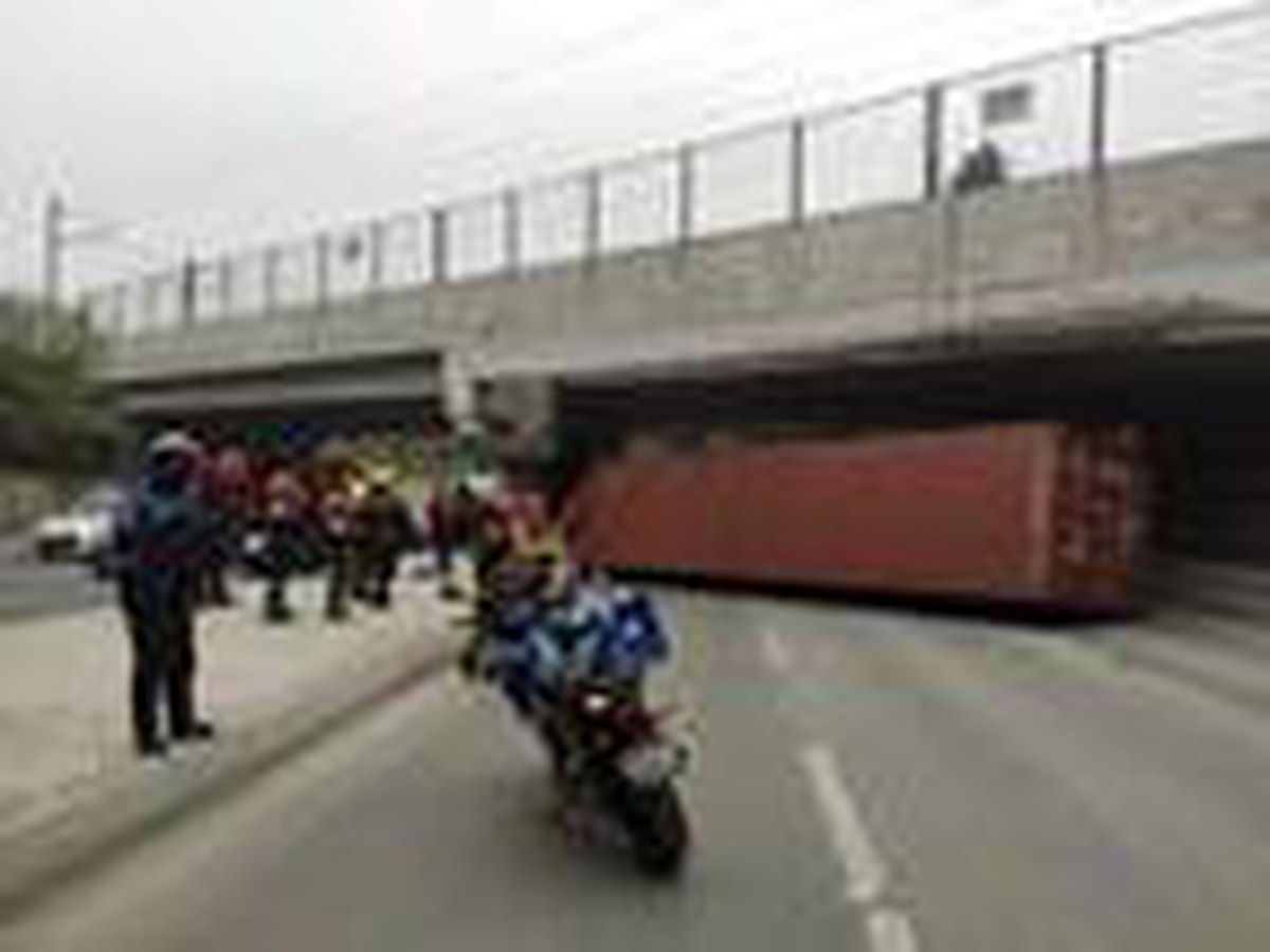Bakırköy\'de TIR üst geçide çarptı; Dorsesi yola devrildi-1