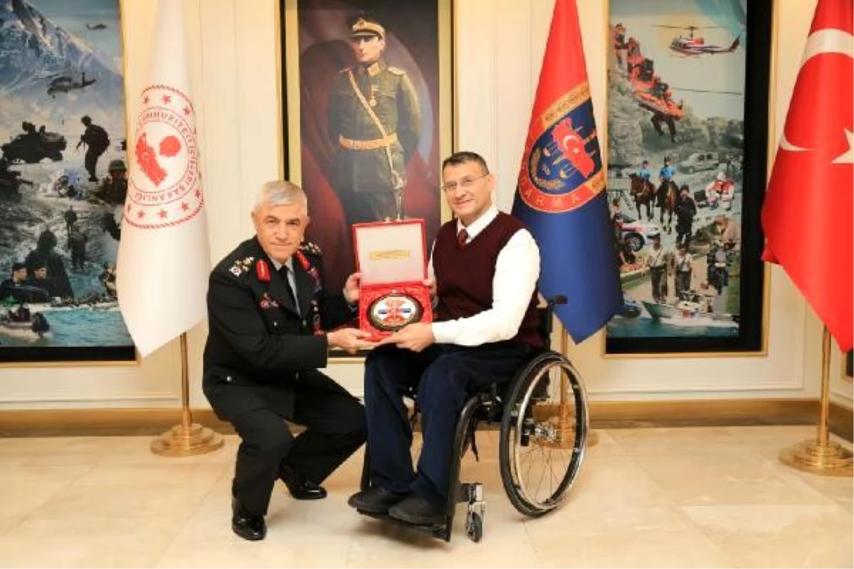 Son dakika haber: Gazi Jandarma Yüzbaşı Bahar azmiyle profesör oldu, Erdoğan\'dan ödül aldı