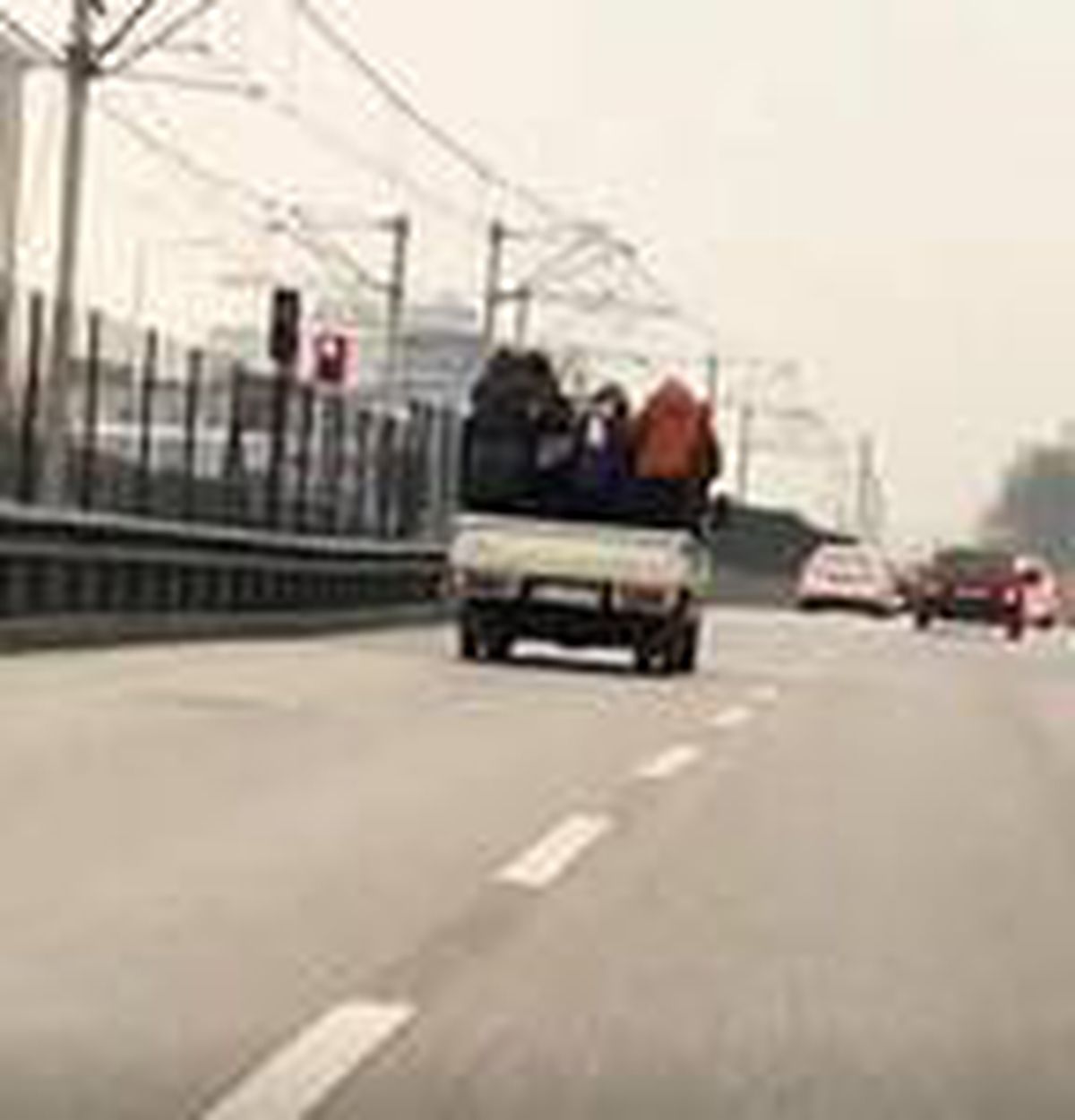Kamyonetteki 6 kişinin tehlikeli yolculuğu kamerada
