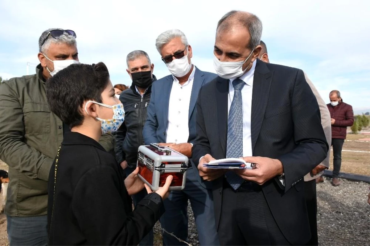 Küçük Deniz Kaan, balon ve mısır satarak biriktirdiği parayı sokak hayvanlarına bağışladı