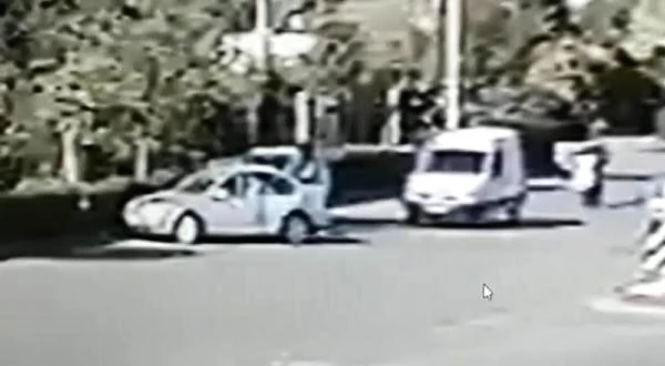 Son dakika haberleri... 'Polis' olduğunu söyleyen kişi otomobille önünü kesip darbetti; saldırı anı kamerada