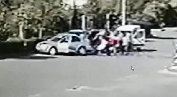 Son dakika haberleri... 'Polis' olduğunu söyleyen kişi otomobille önünü kesip darbetti; saldırı anı kamerada