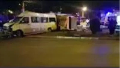 Tarım işçilerini taşıyan midibüs ile minibüs çarpıştı: 16 yaralı Tarım işçilerini taşıyan midibüs ile minibüs çarpıştı: 16 yaralı