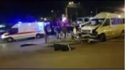 Tarım işçilerini taşıyan midibüs ile minibüs çarpıştı: 16 yaralı Tarım işçilerini taşıyan midibüs ile minibüs çarpıştı: 16 yaralı