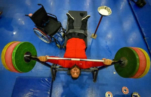Tekerlekli sandalyesine 'itfaiye hortumu' güçlendirmesi ile şampiyonalara hazırlanıyor