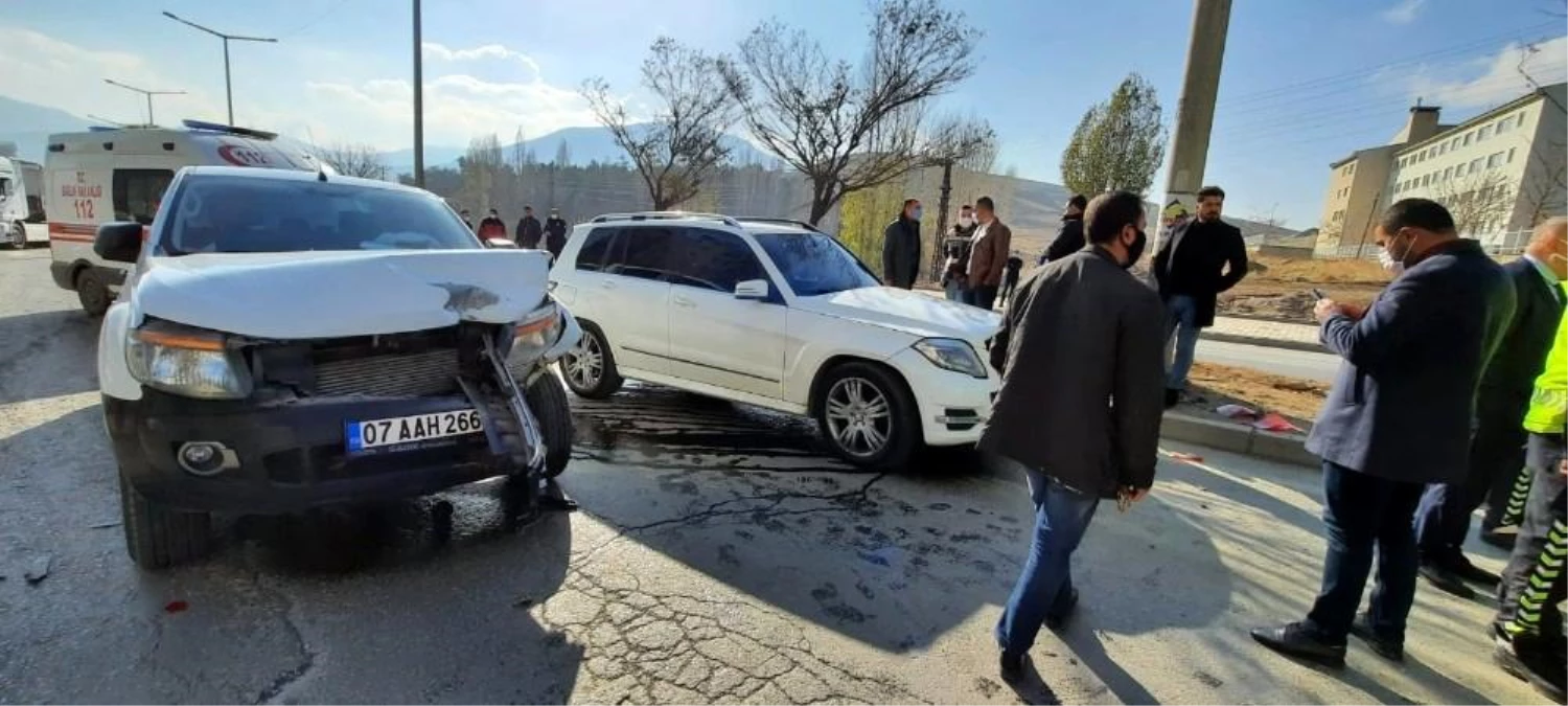 AK Parti Genel Başkan Yardımcısı Demiröz\'ün konvoyunda kaza: 1 yaralı