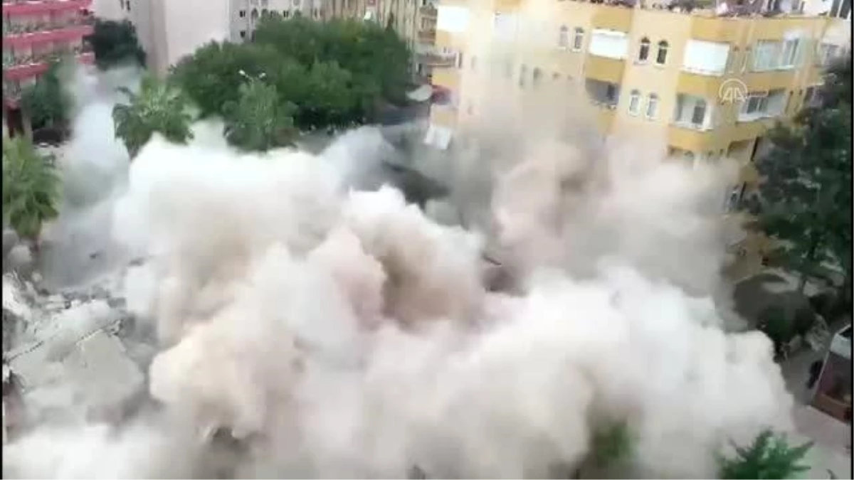 Alanya\'da apartman yıkımı sırasında operatör enkaz altında kalma tehlikesi geçirdi