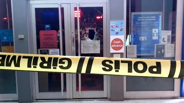 Bankanın camını kaldırım taşıyla kırdı, pişman olup polise teslim oldu