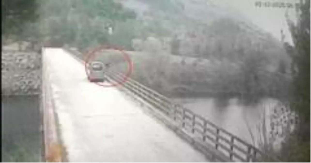 Son dakika haberi... Baraj gölünde kaybolan kadının atlama anı kameraya yansıdı