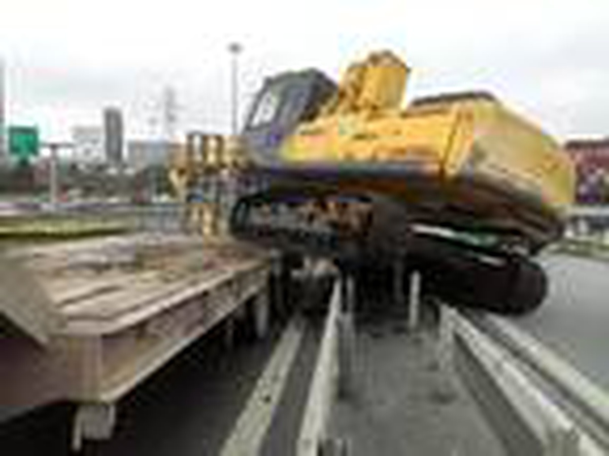 Basın Ekspres Yolu\'nda kepçe taşıyan TIR kaza yaptı
