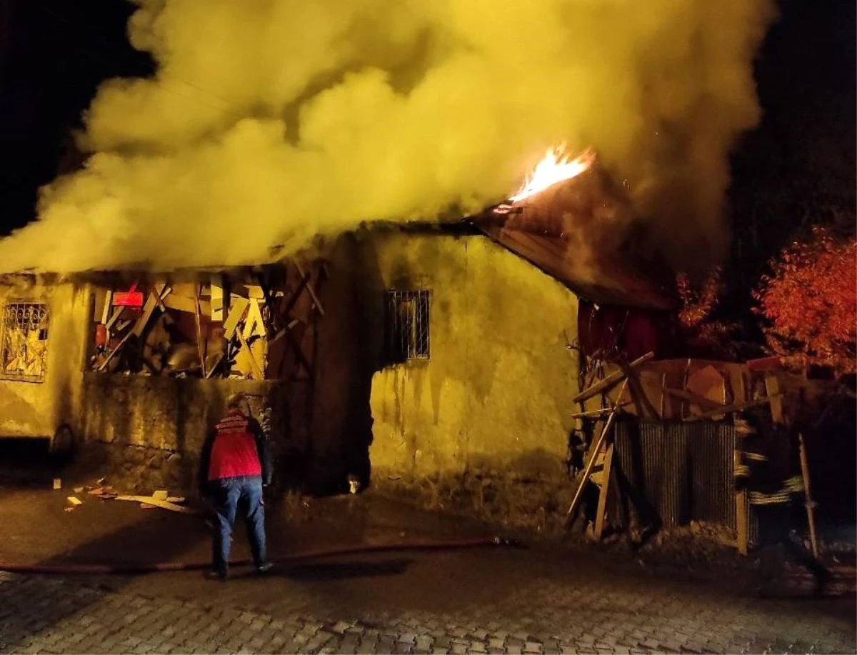 Bingöl\'de sobadan çıkan kıvılcım evi yaktı