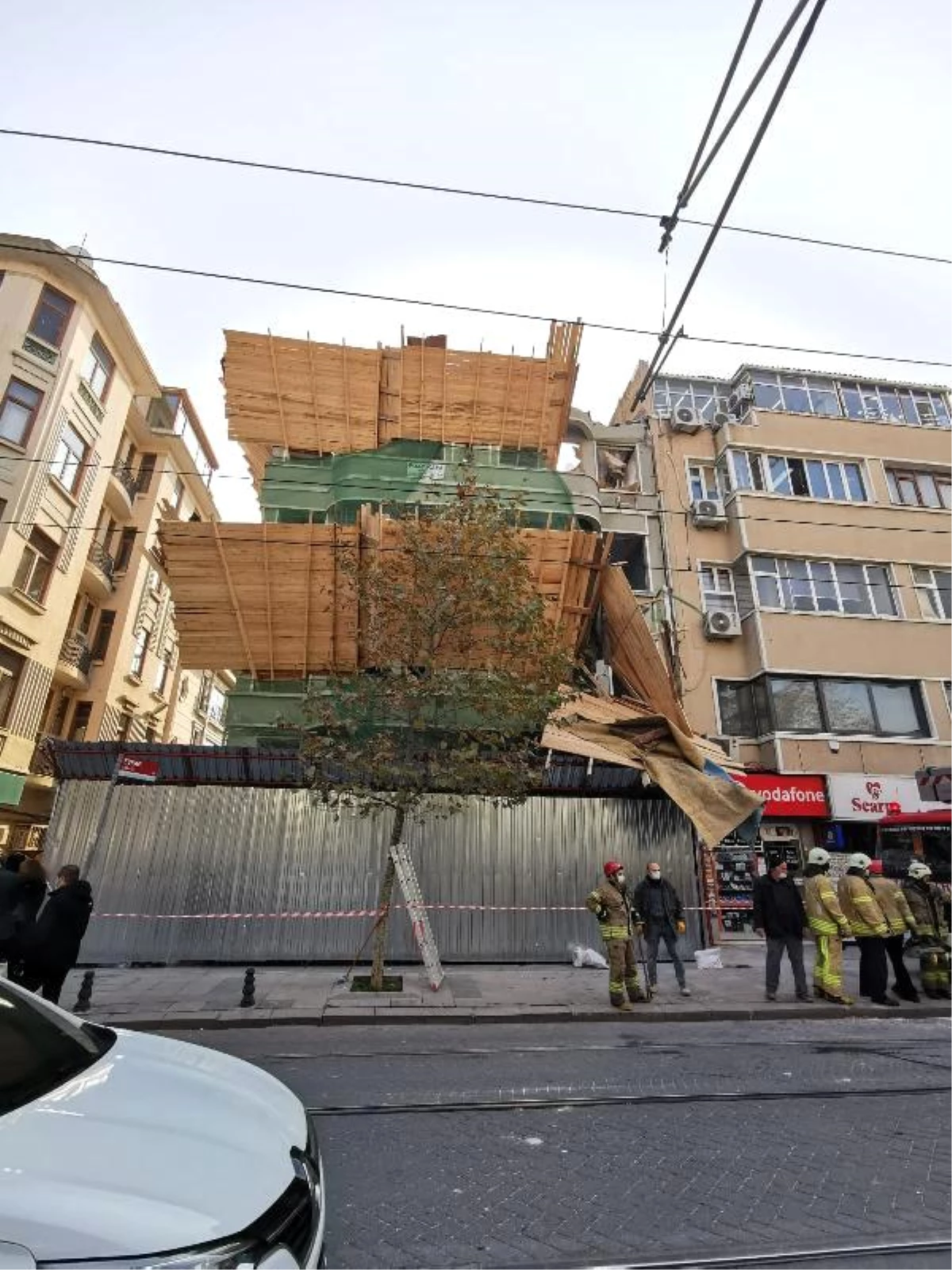 Çemberlitaş\'ta binanın yıkım çalışmaları için kurulan tahta iskelede çökme