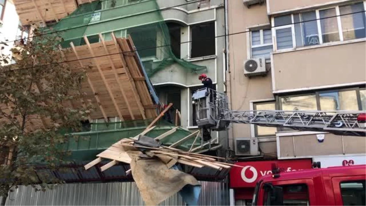 Çemberlitaş\'ta boş binadan düşen molozlar nedeniyle tramvay seferleri aksadı