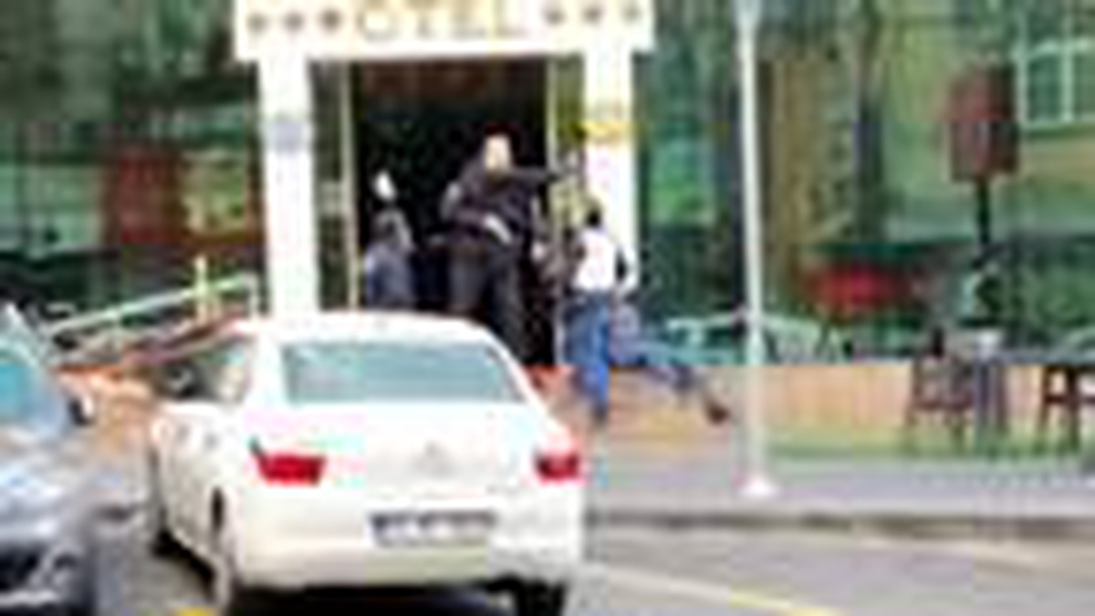Cinayet şüphelisi kendisini almaya gelen polislere ateş açtı: 2 yaralı (2)- Yeniden