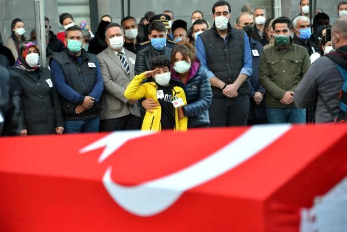 Şehidimizin evladı, babasının tabutunun karşısına geçip selam durdu! Tören bitene kadar elini indirmedi