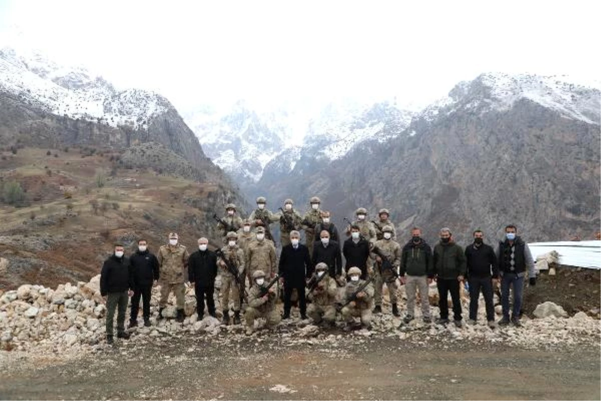 Erzincan Valisi Makas\'tan üs bölgesinde nöbet tutan askerlere ziyaret