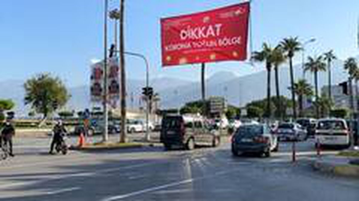 İskenderun\'da afişli korona uyarısı