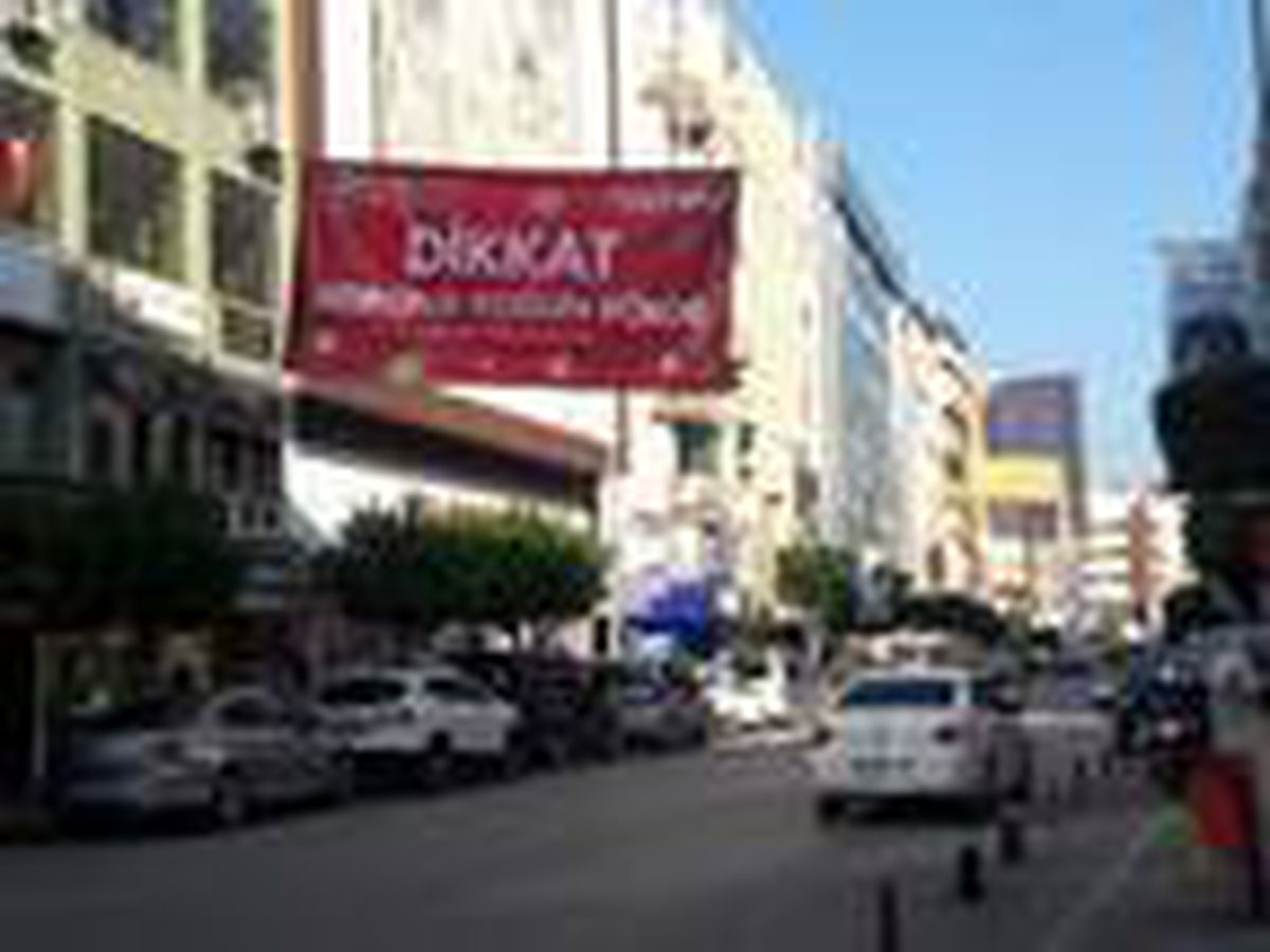 İskenderun\'da \'Korona yoğun bölge\' afişleri asıldı