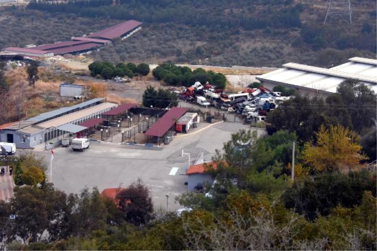 İzmir Karabağlar\'daki kaçak hurdacılar faaliyetlerine devam ediyor