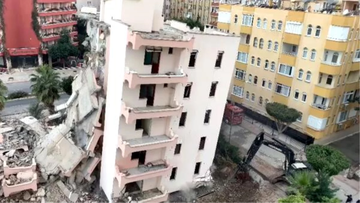 Kentsel dönüşümdeki 5 katlı binanın kontrollü yıkımı kamerada