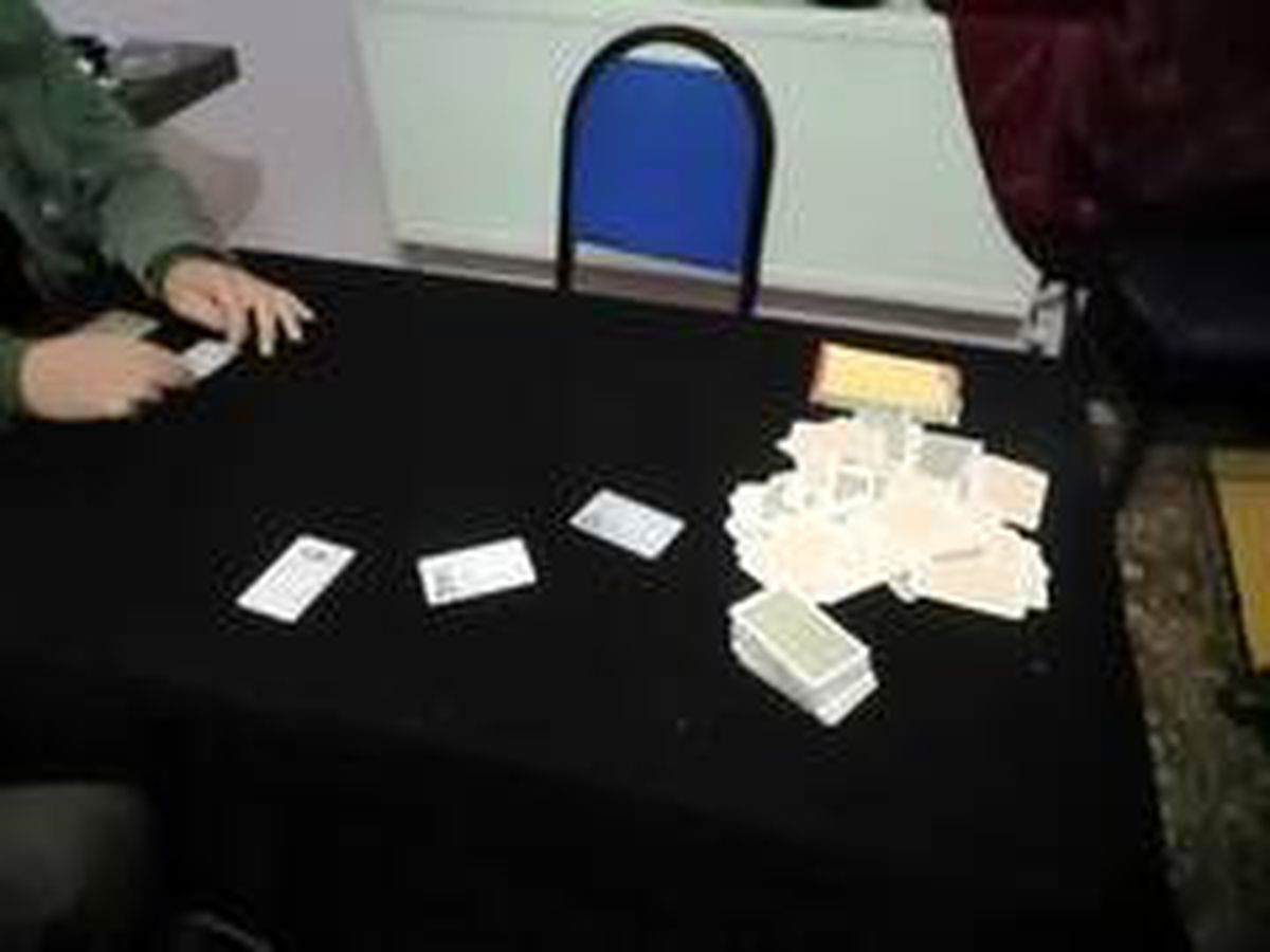 Korona virüsü de hiçe sayarak kumar oynayanlara baskın