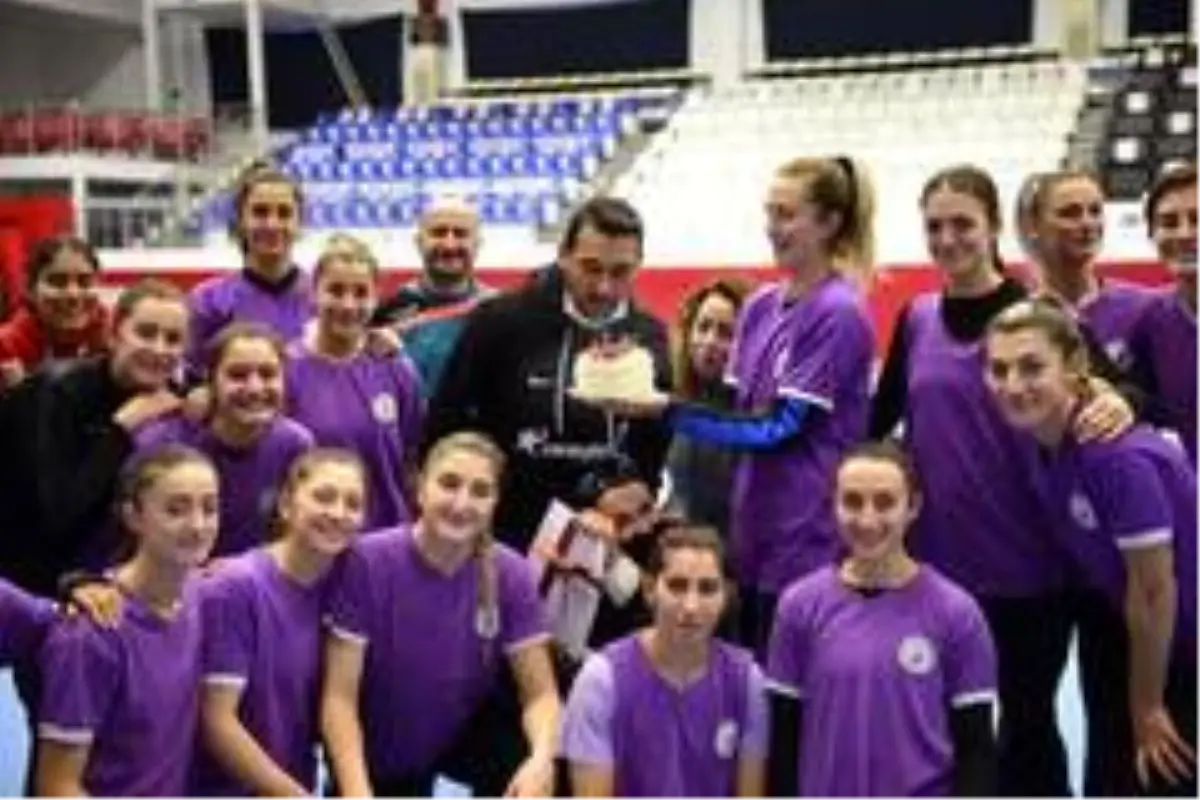 Muratpaşa kadın hentbol takımı, antrenörlerinin doğum gününü kutladı