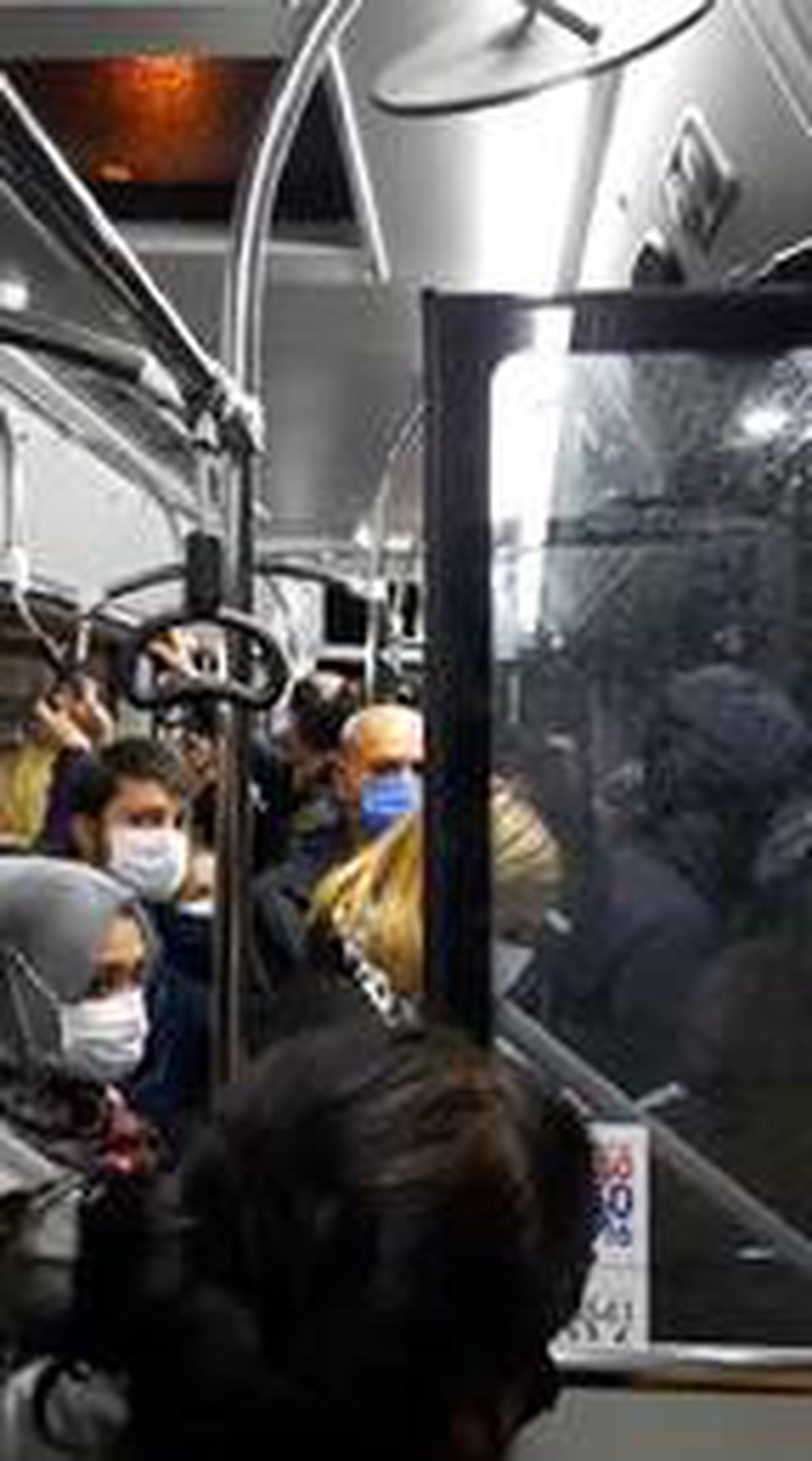 Son dakika haberi... Özel halk otobüsünde şoföre \'sosyal mesafe\' tepkisi kamerada