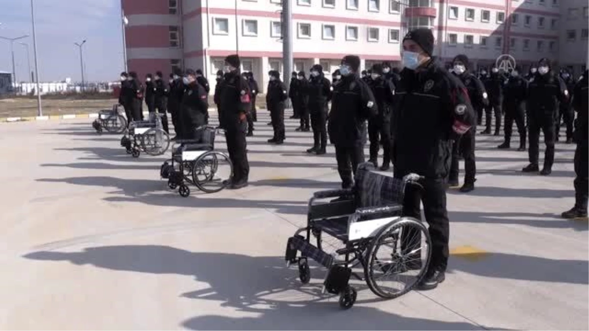 POMEM öğrencileri topladıkları paralarla engelliler için tekerlekli sandalye aldı