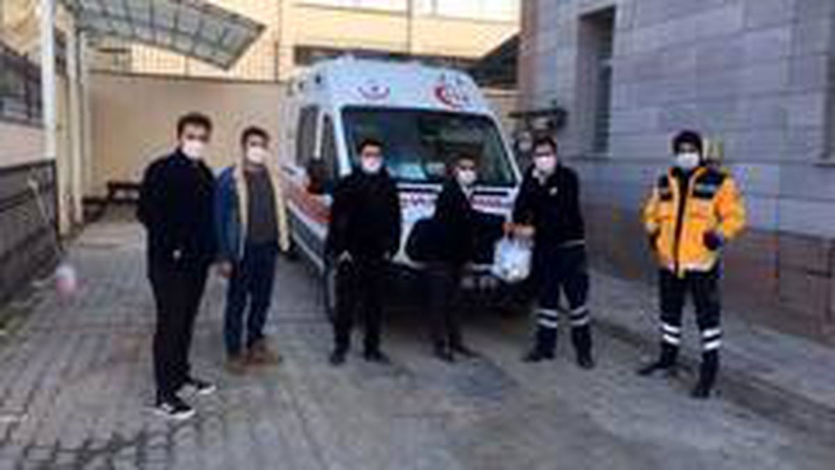 Sağlık çalışanlarına esnaftan tatlı ikramı