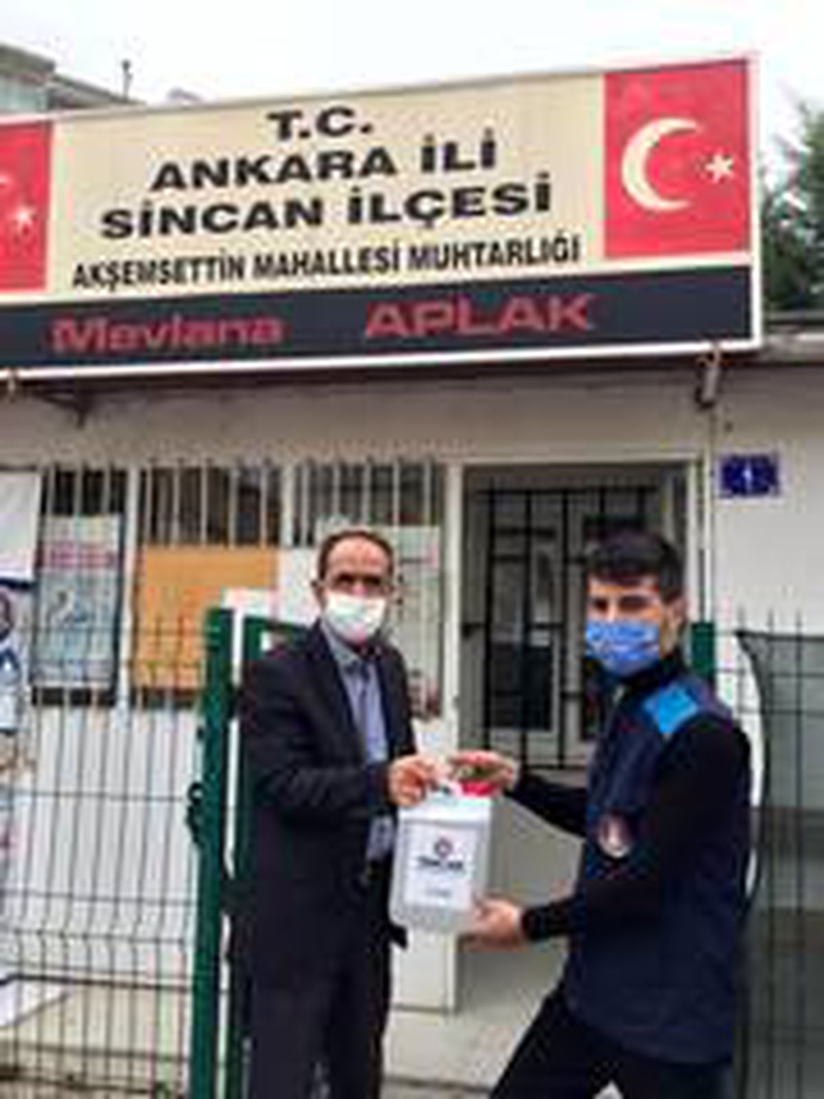 Sincan Belediyesi muhtarlara dezenfektan dağıttı