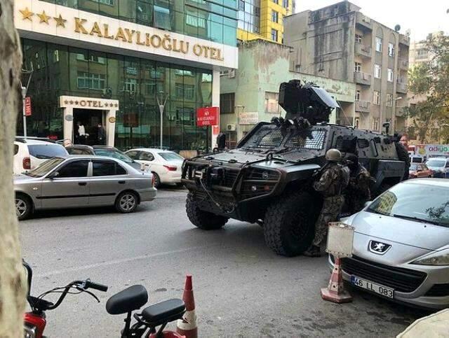 Son Dakika! Kahramanmaraş'ta bir otelde çıkan silahlı kavga sırasında 2'si polis 5 kişi yaralandı Son Dakika! Kahramanmaraş'ta bir otelde çıkan silahlı kavga sırasında 2'si polis 5 kişi yaralandı