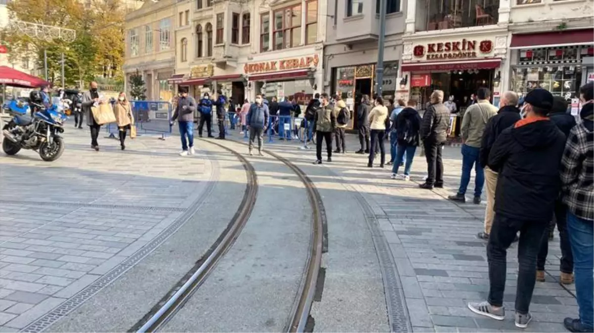 Tarihe geçen görüntü! İstiklal Caddesi\'ne girmek için dakikalarca kuyrukta beklediler