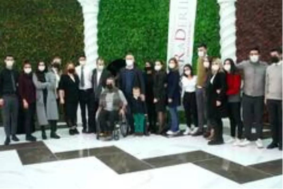 Otel çalışanları engelli bale sanatçısı Öztürk\'e tekerlekli sandalye hediye etti